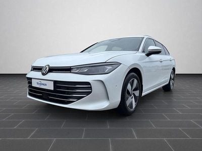 Oryxweiß perlmutteffekt (metallic) Gebraucht 2025 VW Passat Business Kombi | 33.663 € (Guter Preis)