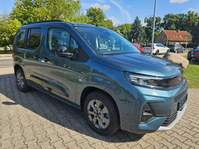 Neu Opel Combo Life 131 PS (96 kW) 2026 Kiama blau Kombi
