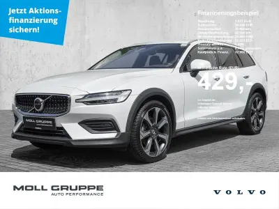 Gebraucht Volvo V60 CC Plus 197 PS (144 kW) 2023 Crystal white pearl / metallic Kombi