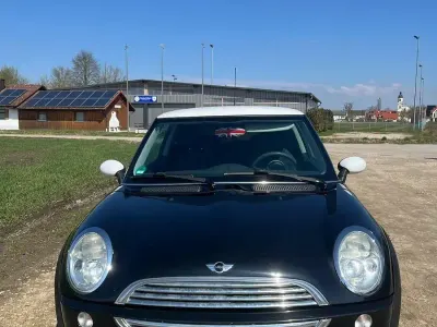 Begagnad Mini ONE 90 HK (66 kW) 2003 Svart Halvkombi