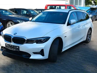Gebraucht BMW 330e Sport Line 184 PS (135 kW) 2021 Weiß Kombi