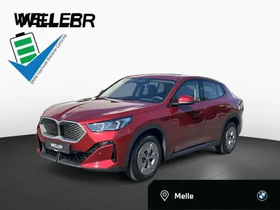 Gebraucht BMW iX2 Performance 230 kW (313 PS) 2025 Dragon fire rot (rot) SUV