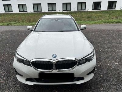 Weiß Gebraucht 2022 BMW 320e Advantage Kombi | 27.900 € (Guter Preis)