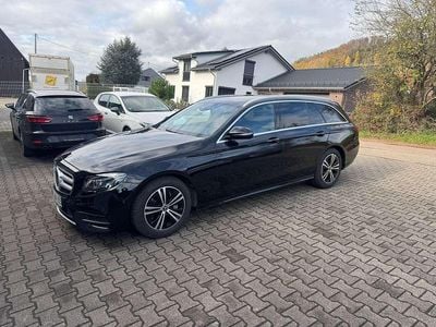 Obsidianschwarz metalliclack Gebraucht 2020 Mercedes E220 AMG line Kombi | 32.900 € (Fairer Preis)