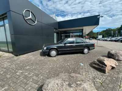 Gebraucht Mercedes E200 105 PS (77 kW) 1987 Schwarz Limousine