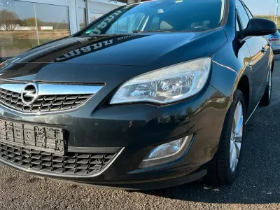 Gebraucht Opel Astra 140 PS (102 kW) 2012 Schwarz Limousine