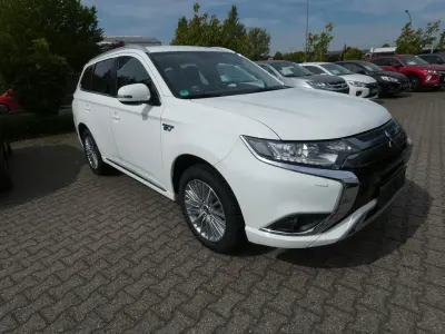 Usata Mitsubishi Outlander P-HEV Basis 224 CV (164 kW) 2020 Bianco SUV