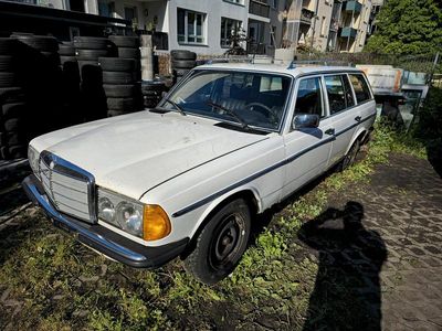 Usata Mercedes 240 88 CV (64 kW) 1979 Bianco Station wagon