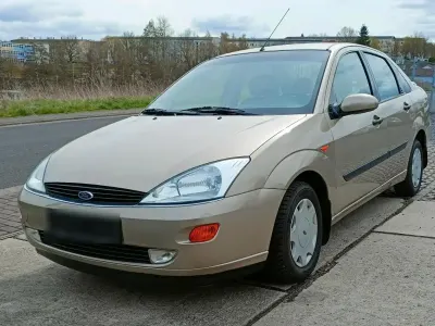 Gebraucht Ford Focus Ghia 116 PS (85 kW) 1999 Gold Limousine