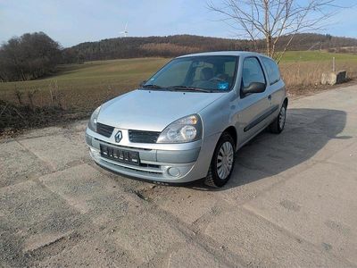 Gebraucht Renault Clio II 75 PS (55 kW) 2004 Silber Kleinwagen