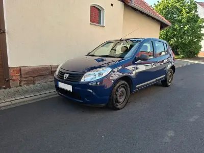 Używany Dacia Sandero 75 KM (55 kW) 2009 Niebieski Sedan/Limuzyna