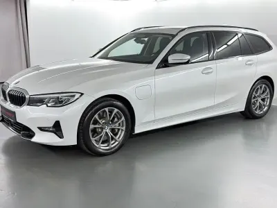 Używany BMW 330e Sport Line 292 KM (214 kW) 2020 Biały Sedan/Limuzyna