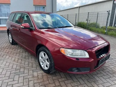 Używany Volvo V70 Momentum 205 KM (150 kW) 2009 Czerwony Kombi