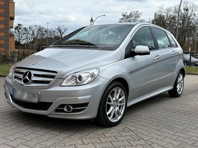 Gebraucht Mercedes 180 109 PS (80 kW) 2011 Silber Limousine