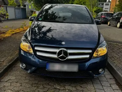 Gebraucht Mercedes B180 122 PS (89 kW) 2012 Blau Kleinwagen