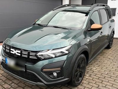 Grün Gebraucht 2024 Dacia Jogger Extreme Van / Kleinbus | 19.500 € (Fairer Preis)