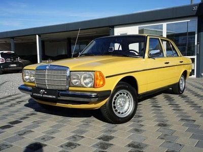 Second-hand Mercedes E230 Classic 136 CP (100 kW) 1982 Galben Berlinǎ