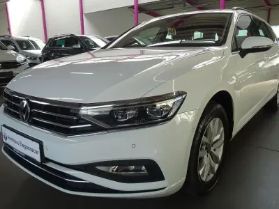 Gebraucht VW Passat 150 PS (110 kW) 2022 Weiß Kombi