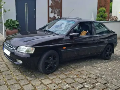 Gebraucht Ford Escort 105 PS (77 kW) 1995 Violett Kleinwagen