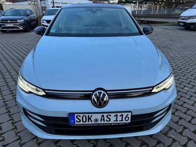 Gebraucht VW Golf VIII Life 150 PS (110 kW) 2024 Crystal ice blue metallic Kleinwagen
