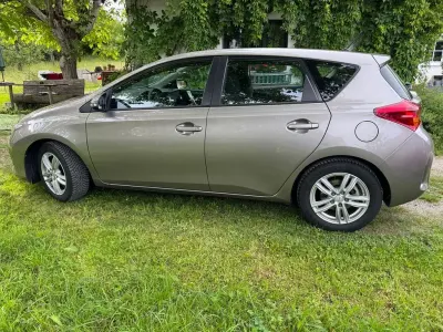 Gebraucht Toyota Auris Cool 101 PS (74 kW) 2014 Beige Limousine