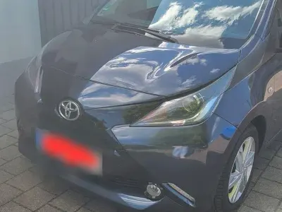 Gebraucht Toyota Aygo X-play 69 PS (50 kW) 2015 Blau Kleinwagen