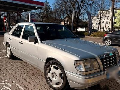 Gebraucht Mercedes E220 1993 Silber Limousine