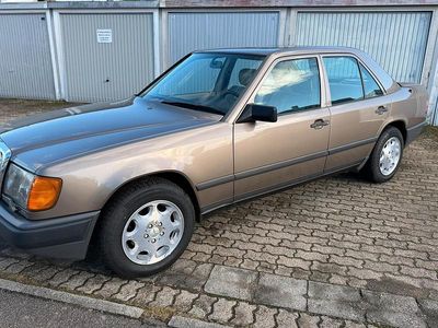 Braun Gebraucht 1987 Mercedes E260 Limousine | 11.999 €
