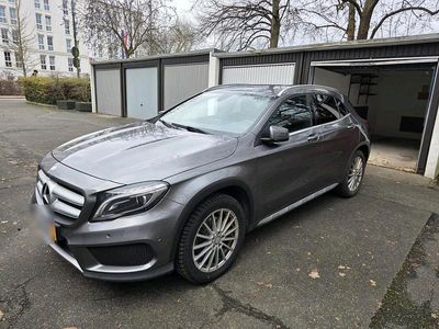 Grau Gebraucht 2016 Mercedes GLA250 SUV | 24.100 € (Teuer)