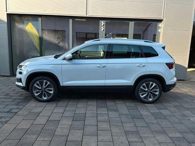 Neu Skoda Karoq Drive 150 PS (110 kW) 2025 Moon white perleffekt SUV