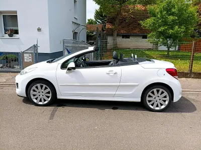 Gebraucht Peugeot 207 CC 112 PS (82 kW) 2012 Weiß Cabrio