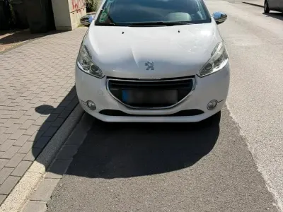Gebraucht Peugeot 208 Allure 114 PS (83 kW) 2014 Weiß Kleinwagen
