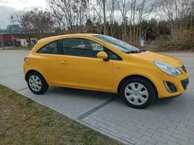 Gebraucht Opel Corsa Color Edition 75 PS (55 kW) 2013 Gelb Kleinwagen