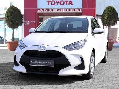 Weiß Gebraucht 2022 Toyota Yaris Basis Limousine | 12.970 € (Fairer Preis)