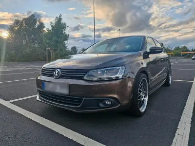 Gebraucht VW Jetta 200 PS (147 kW) 2026 Braun Limousine