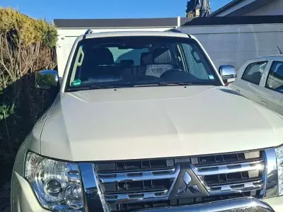 Gebraucht Mitsubishi Pajero Intense 200 PS (147 kW) 2014 Weiß SUV