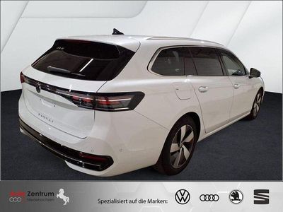 Oryx white motherofpearl effect Gebraucht 2025 VW Passat Elegance Kombi | 35.780 € (Superpreis)
