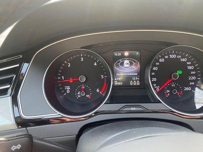 Gebraucht VW Passat Business 150 PS (110 kW) 2024 Beige Kombi