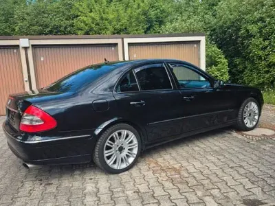 Używany Mercedes E320 Avantgarde 224 KM (164 kW) 2008 Czarny Sedan/Limuzyna