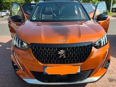 Używany Peugeot 2008 GT 131 KM (96 kW) 2023 Pomarańczowy SUV