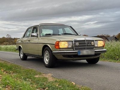 Usata Mercedes 200 109 CV (80 kW) 1984 Verde Berlina