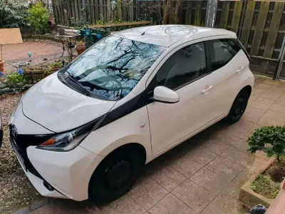 Gebraucht Toyota Aygo 69 PS (50 kW) 2017 Weiß Kleinwagen