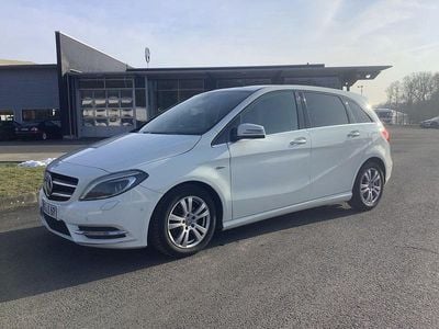 Weiß Gebraucht 2012 Mercedes B180 Edition 1 Van / Kleinbus | 6.150 € (Guter Preis)