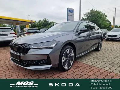 Neu Skoda Superb SportLine 204 PS (150 kW) 2025 Graphitegraumetallic Kombi