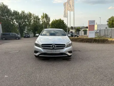 Gebraucht Mercedes A180 Urban 122 PS (89 kW) 2015 Silber Kleinwagen