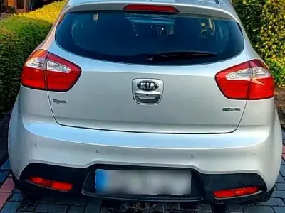 Gebraucht Kia Rio 90 PS (66 kW) 2015 Silber Kleinwagen