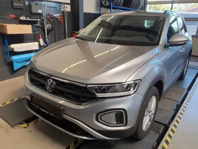 Gebraucht VW T-Roc Life 150 PS (110 kW) 2023 Pyrit silber metallic SUV