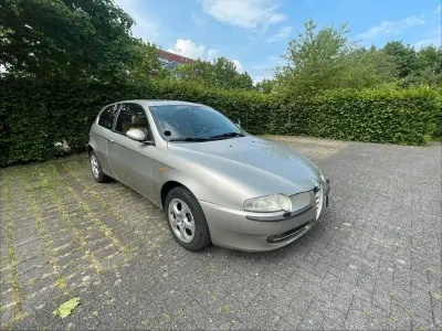 Gebraucht Alfa Romeo 147 Distinctive 105 PS (77 kW) 2004 Gold Kleinwagen