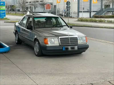 Gebraucht Mercedes 230 132 PS (97 kW) 1988 Gold Limousine