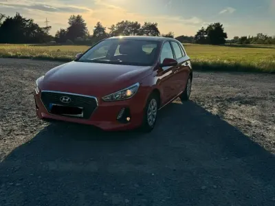Gebraucht Hyundai i30 99 PS (72 kW) 2017 Rot Limousine